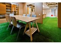 Trào lưu dùng thảm cỏ nhân tạo trang trí không gian nhà, bạn đã thử ?